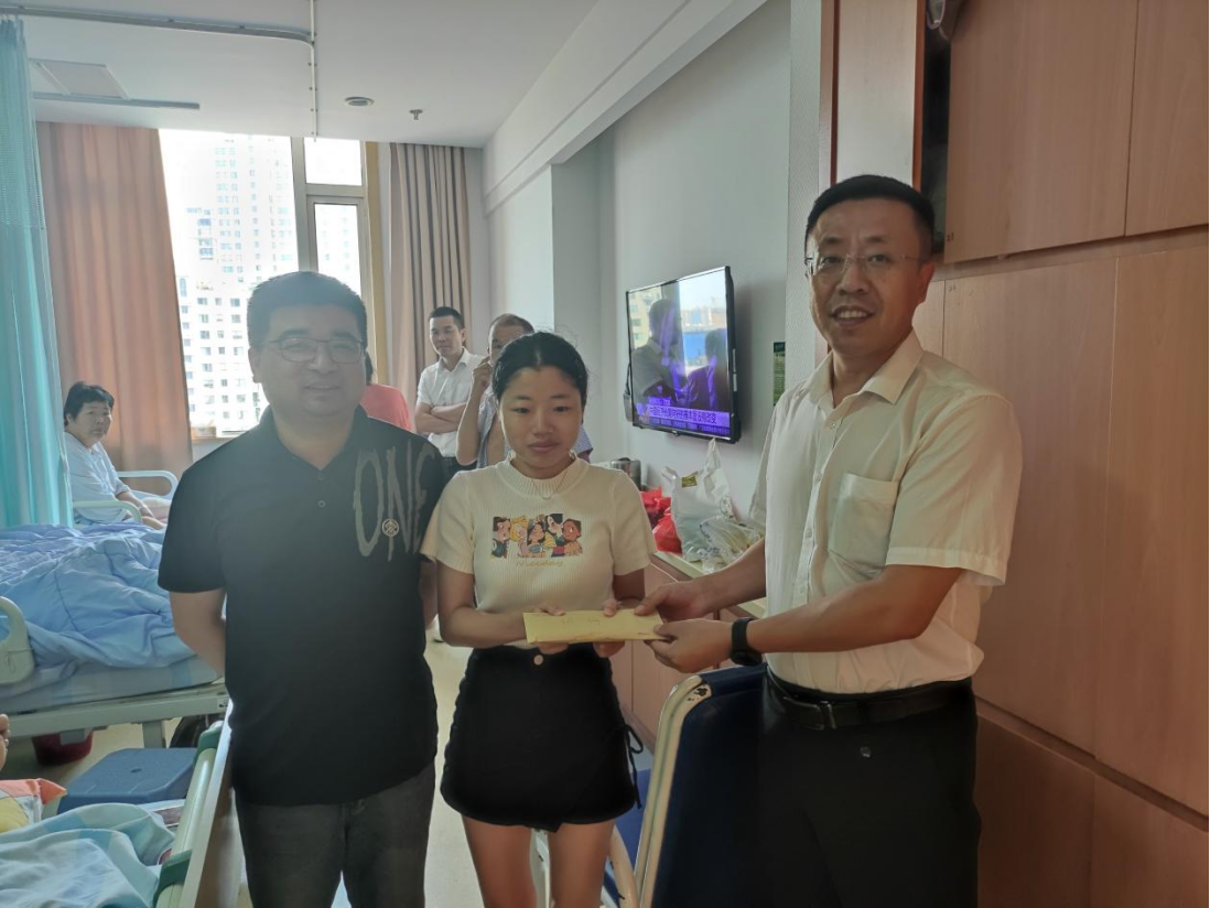 攜愛同行 用愛凝聚 —依網科技組織爲(wéi / wèi)困難職工家屬捐款獻愛心