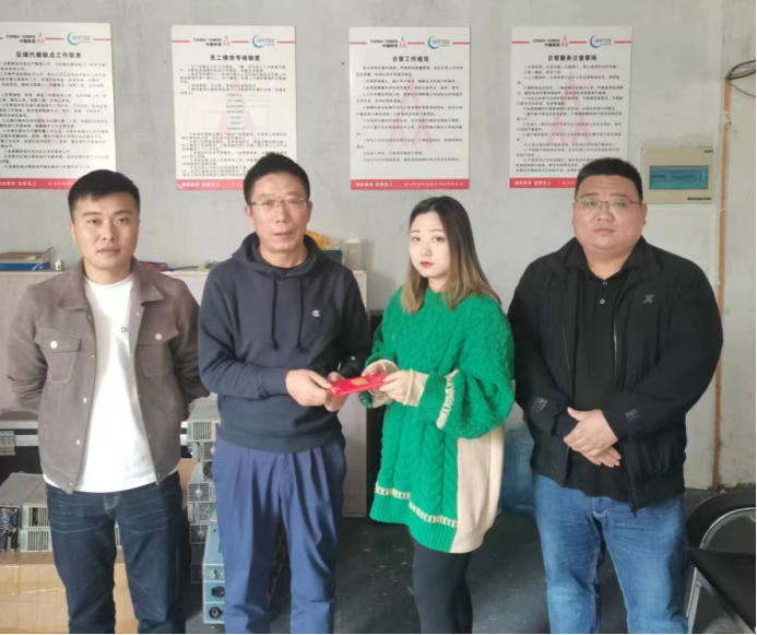 心手相連 溫暖流動——依網科技公司組織爲(wéi / wèi)患病職工家屬捐款獻愛心